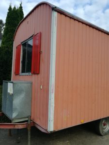 Bauwagen als Zwerghuhnstall umbauen, mobiler Hühnerstall / Hühnerhaus auf Rädern
